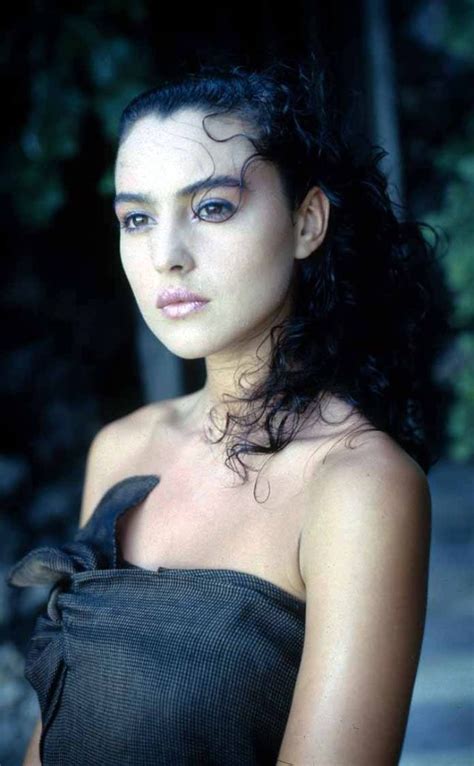 Beauty Icon of Italy: 40 Stunning Photos of Young Monica。